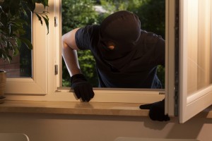 Einbrecher steigt durchs Fenster ein 